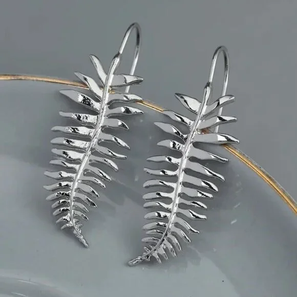 NEW Silver Plated Minimalist Curved Leaf Earrings Pierced - Picture 2 of 4